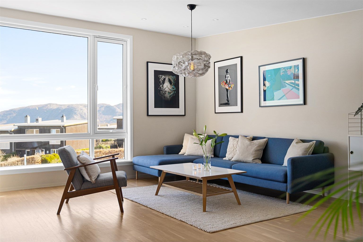 Store vindusflater gir rikelig med dagslys og en god romfølelse.