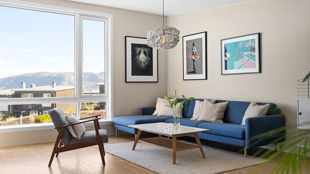 Store vindusflater gir rikelig med dagslys og en god romfølelse.