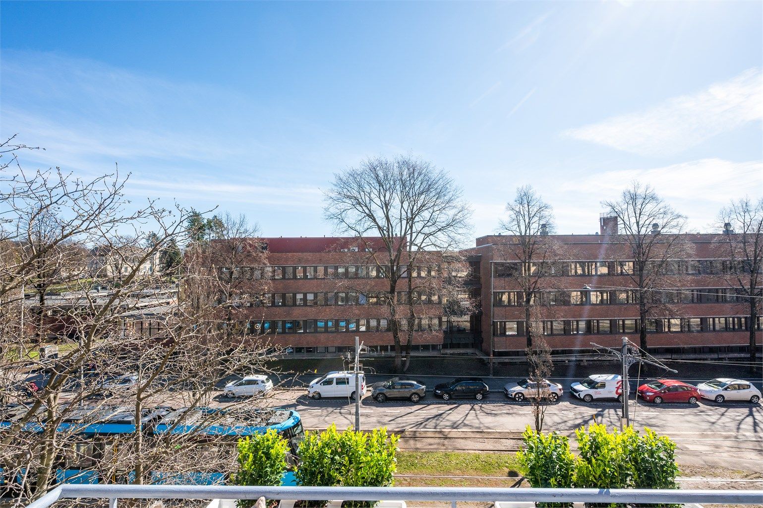 Hyggelig utsyn fra balkongen mot frodige områder. 