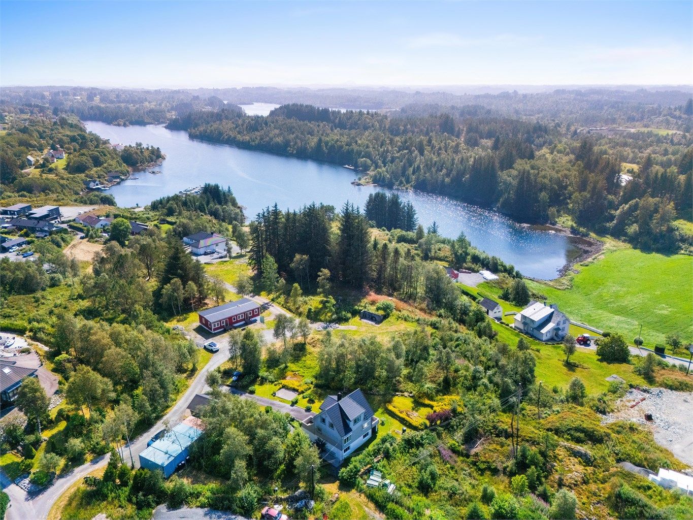 Boligen ligger meget idyllisk til med usjenert hage og privat innkjørsel. 