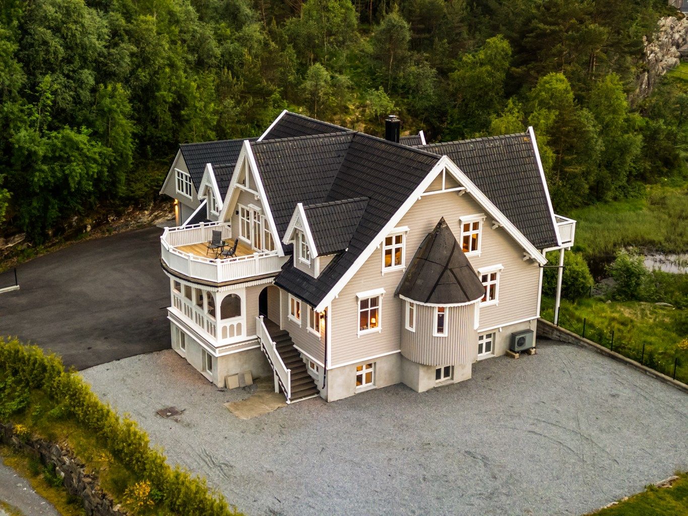 Stor herskapelig enebolig over tre plan på hele 406  BRA-i. Separate enheter i underetasjen som leies ut for kr. 22.500,- pr. mnd. Stor frittstående garasje med loft på 86 m² BRA-e. 