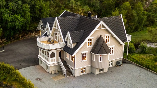 Stor herskapelig enebolig over tre plan på hele 406 BRA-i. Separate enheter i underetasjen som leies ut for kr. 22.500,- pr. mnd. Stor frittstående garasje med loft på 86 m² BRA-e.