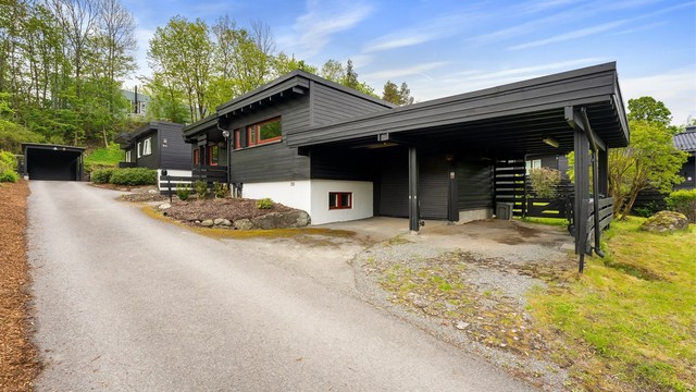 Boligen har garasje og carport samt mulighet til å sette biler på egen tomt