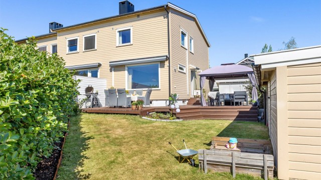 Den romslige hagen med plen, hekk og sandkasse innbyr til timevis med lek i trygge omgivelser.