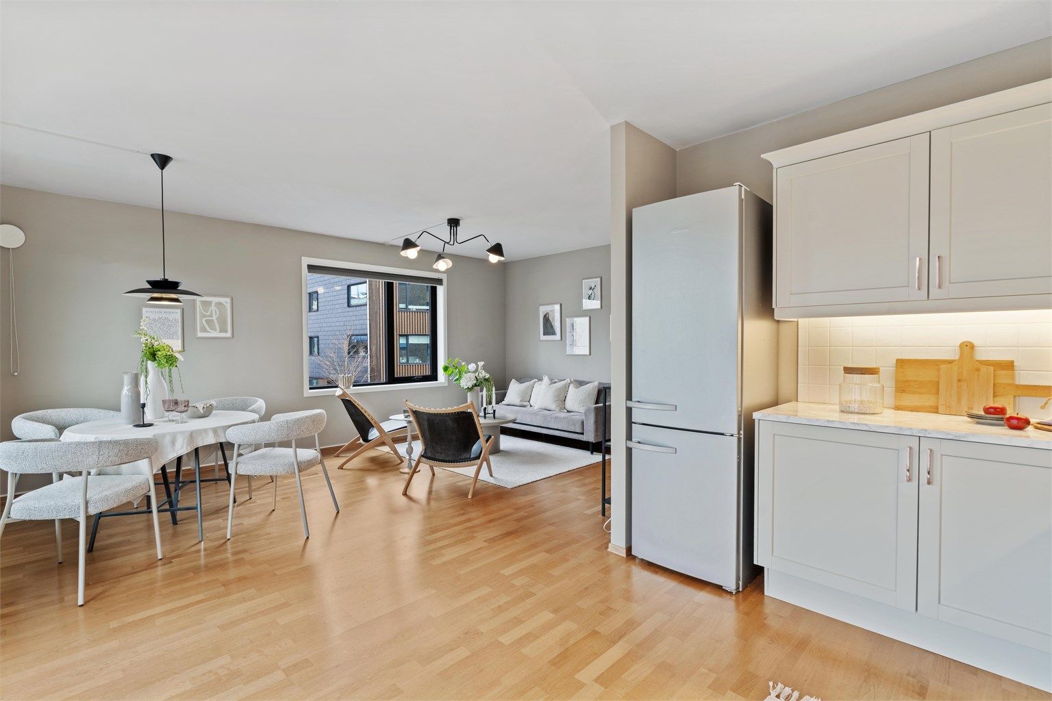 Den åpne løsningen skaper en luftig og sosial atmosfære.