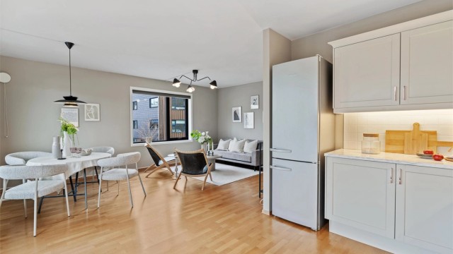 Den åpne løsningen skaper en luftig og sosial atmosfære.