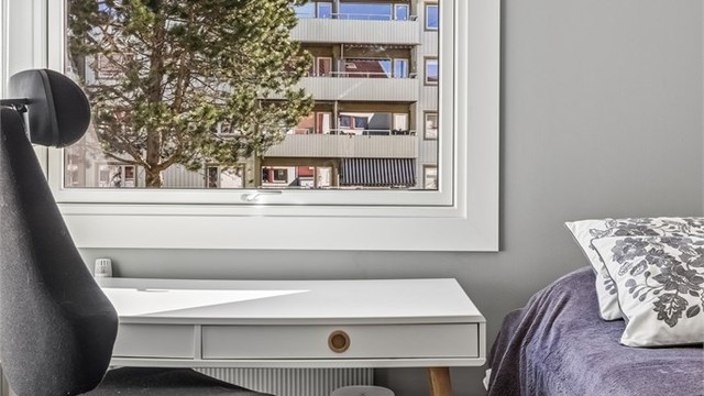 Også dette rommet har et nytt vindu fra 2021 som vender mot grøntareal.