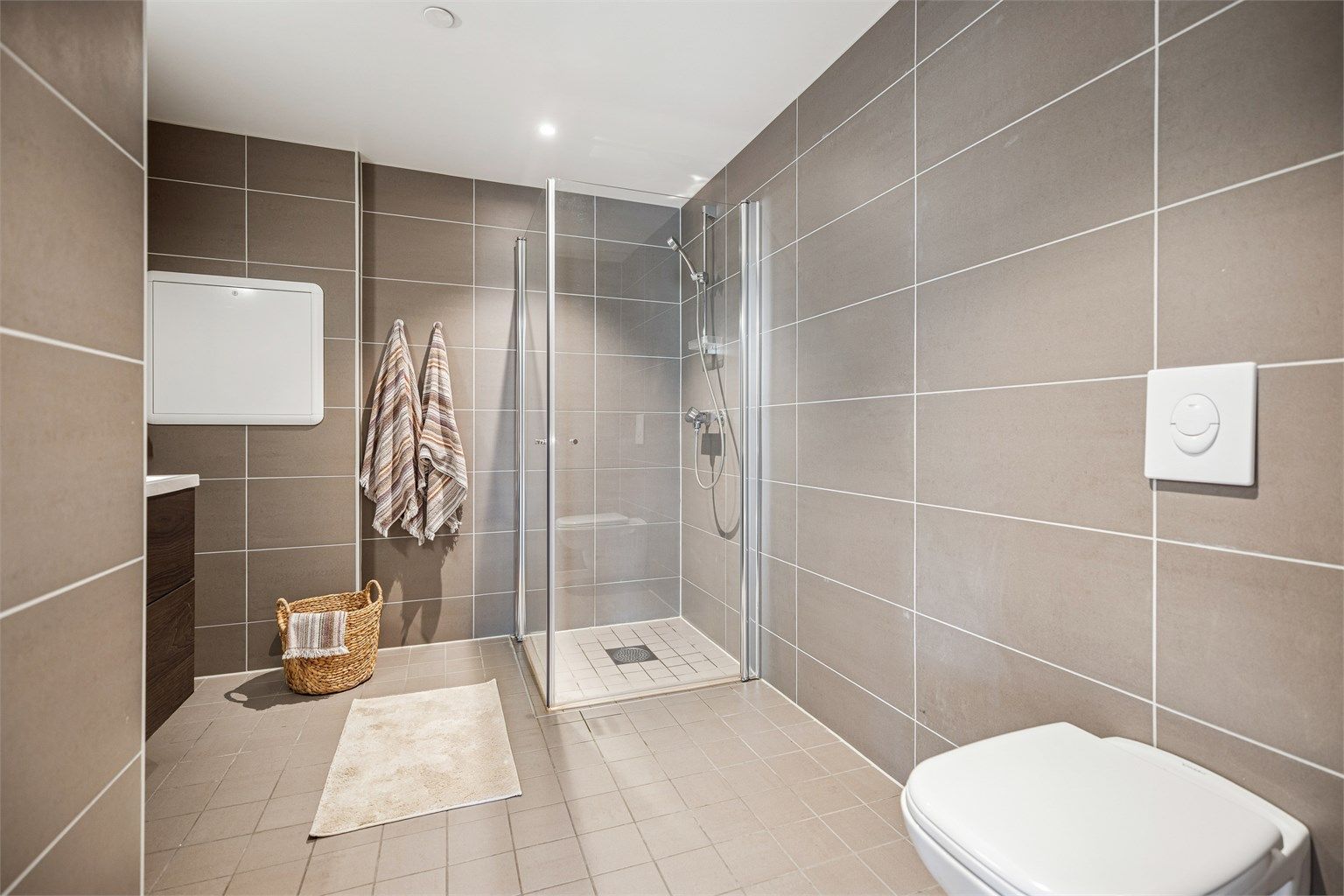 Baderommet er fra byggeår og er moderne og delikat med fliser på vegg- og gulv. 