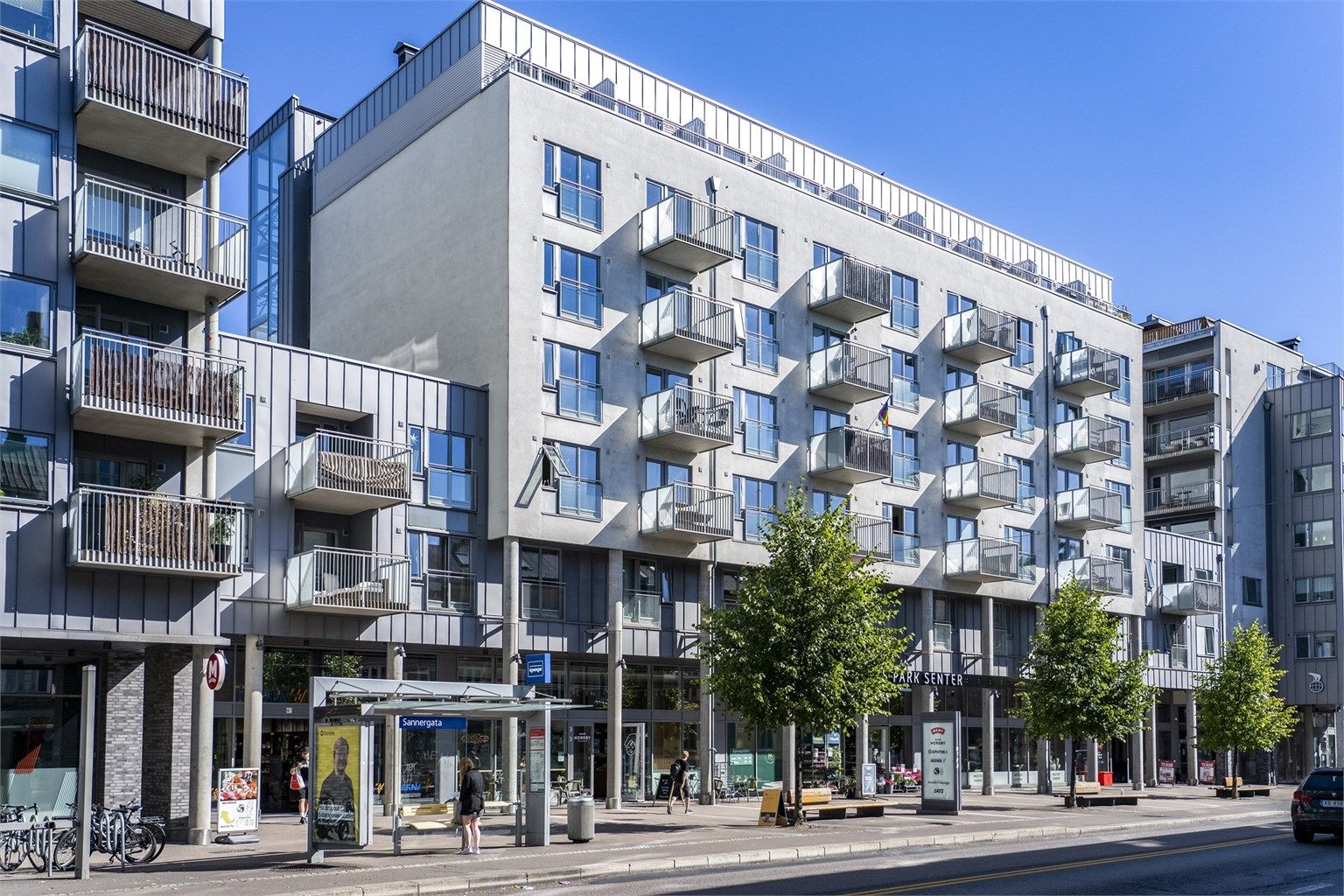 Ringnes Park byr på dagligvare, butikker, treningssenter og kino – alt samlet bare få minutters gange fra boligen.