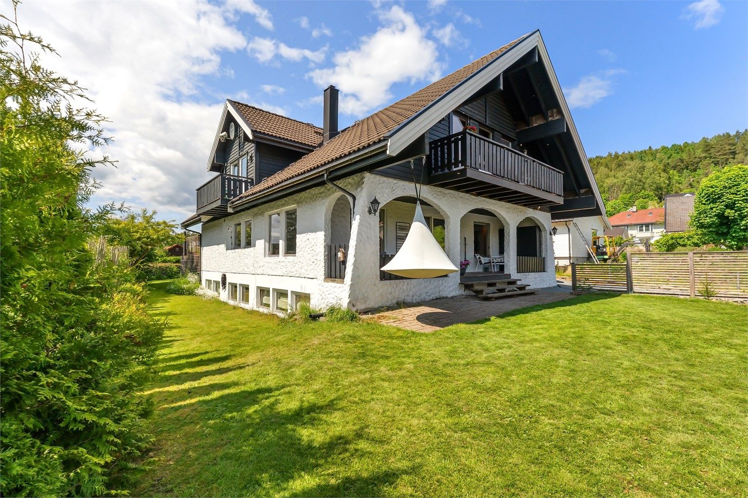 Velkommen til Solbergsvingen 15 - Boligen kan by på flotte uteområder og solrik beliggenhet