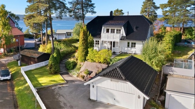 Velkommen til Gladvollveien 22A - Solrik og flott enebolig | Idyllisk tomt | Fjordutsikt | Stor dobbelgarasje - Foto: Løvåsfoto