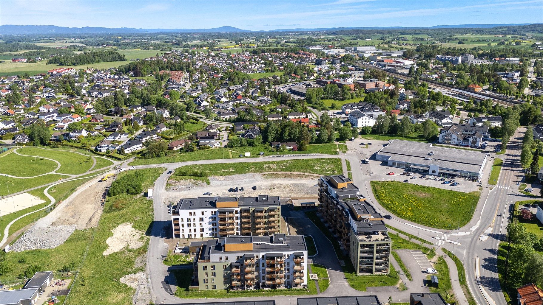 Fra leiligheten er det kort vei til butikker, servicetilbud og kollektivtransport.