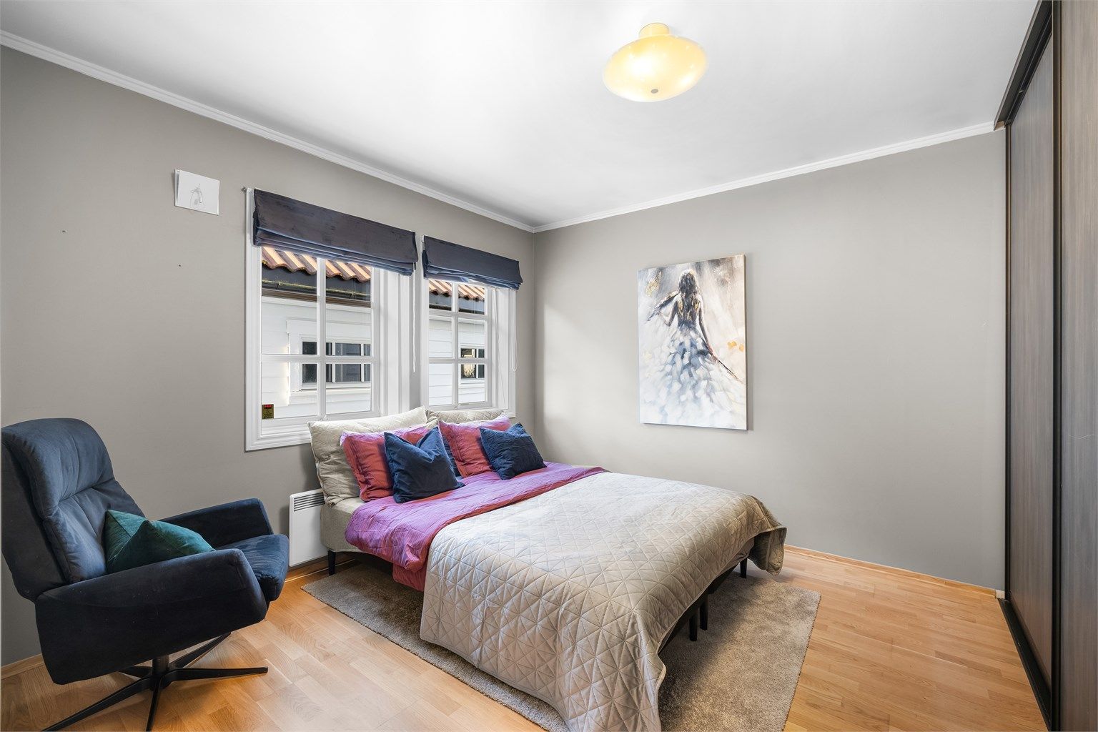 Soverom i første etasje, ideelt som gjesterom, kontor eller hovedsoverom.