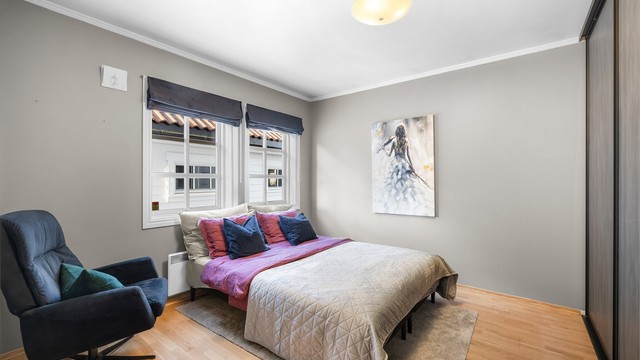 Soverom i første etasje, ideelt som gjesterom, kontor eller hovedsoverom.