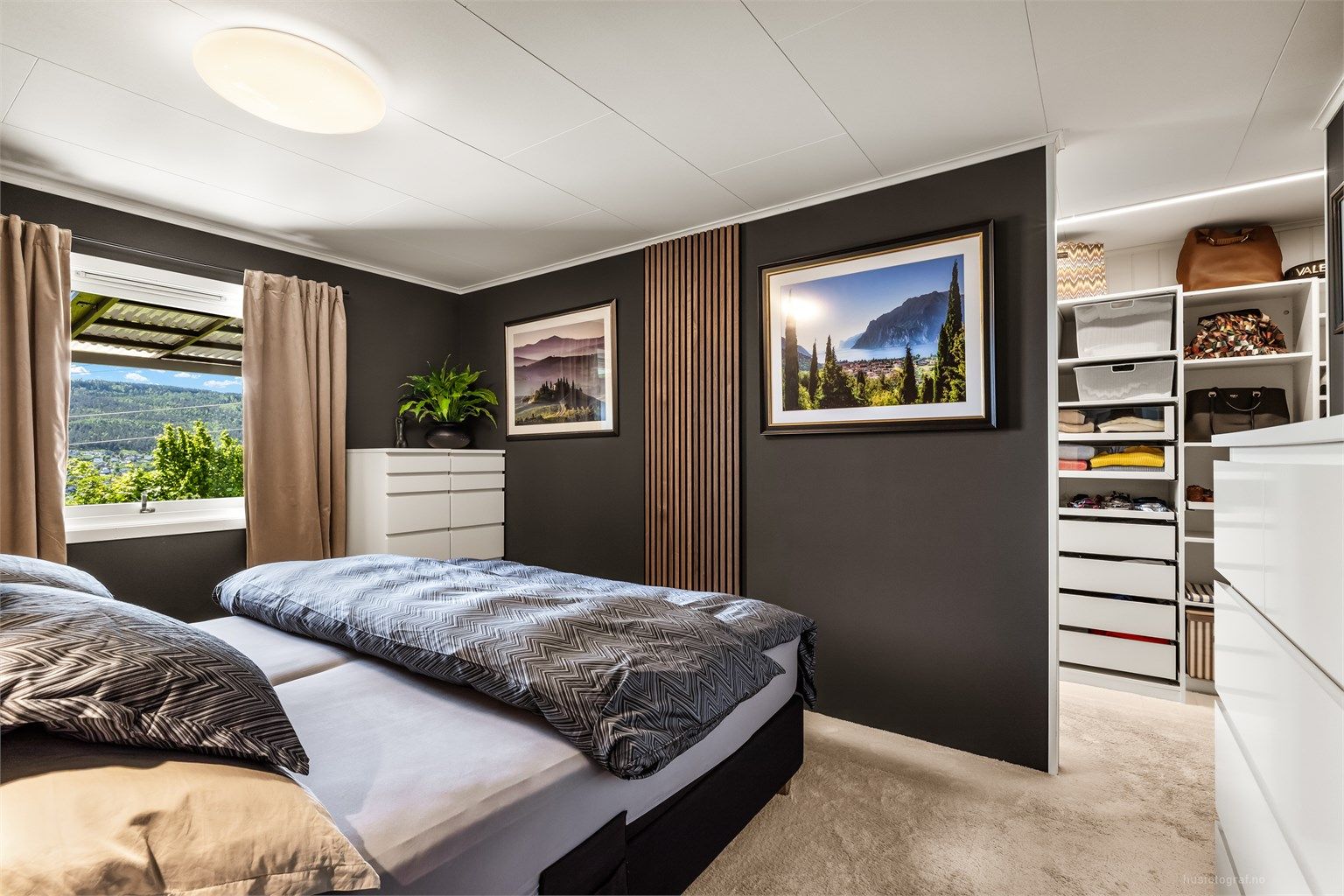 Rommet har delåpen løsning til egen walk-in garderobe og tilgang til eget bad.