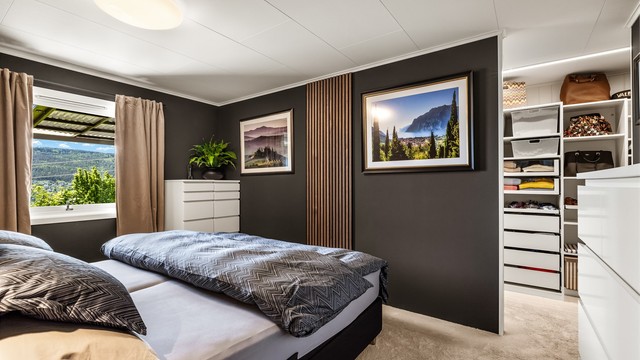 Rommet har delåpen løsning til egen walk-in garderobe og tilgang til eget bad.