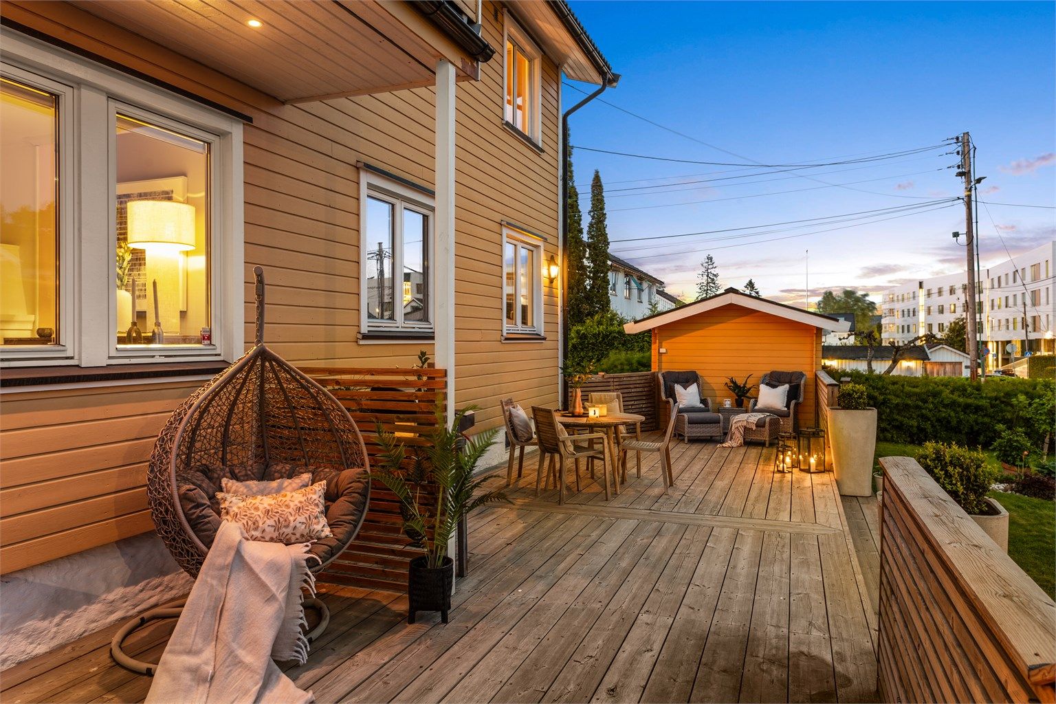 Eiendommen byr på flere usjenerte og solrike uteplasser i tillegg til hagestuen