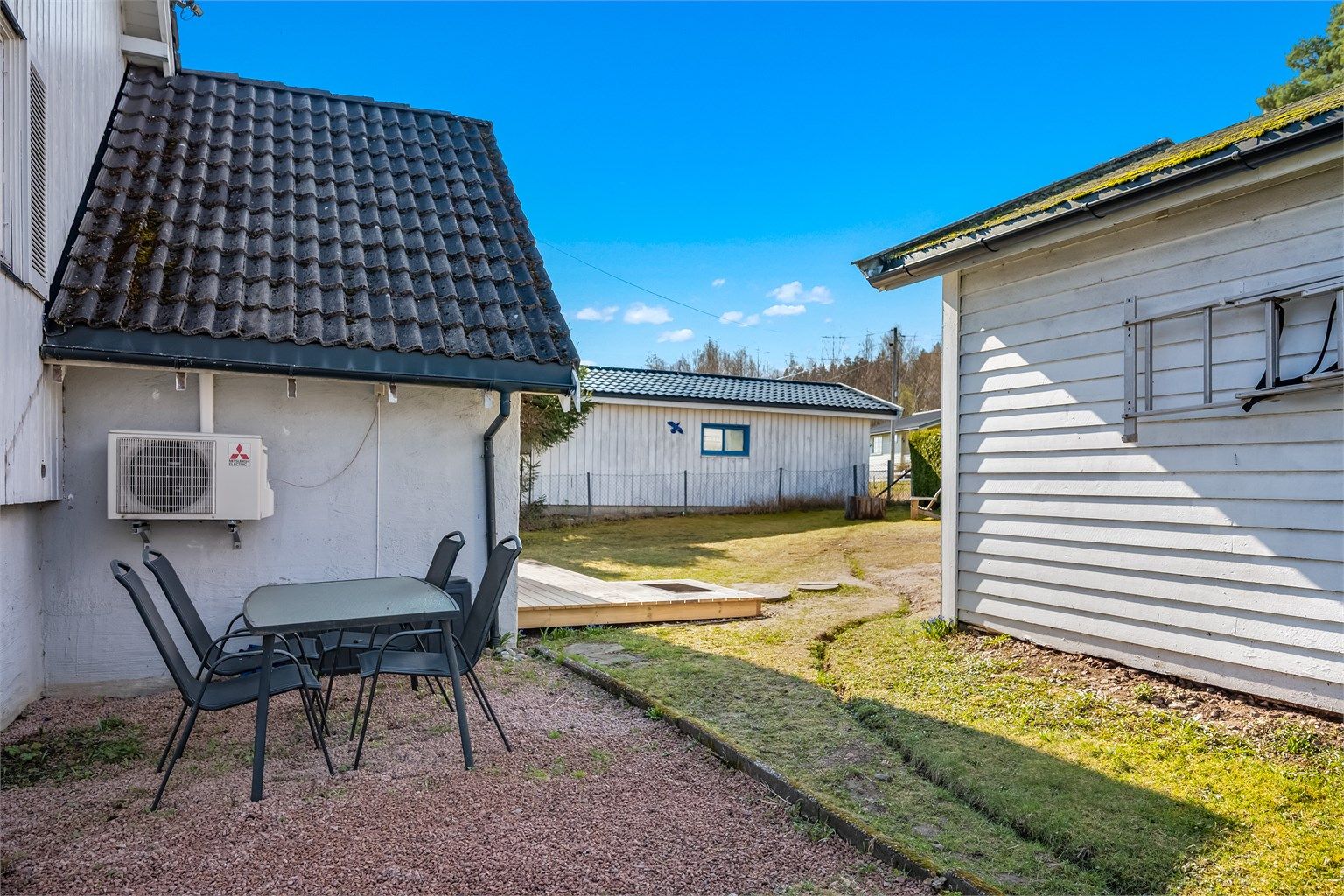 Tomten byr på flere uteplasser, som gir variasjon for tilgang sol/skygge