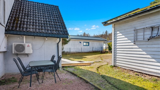 Tomten byr på flere uteplasser, som gir variasjon for tilgang sol/skygge