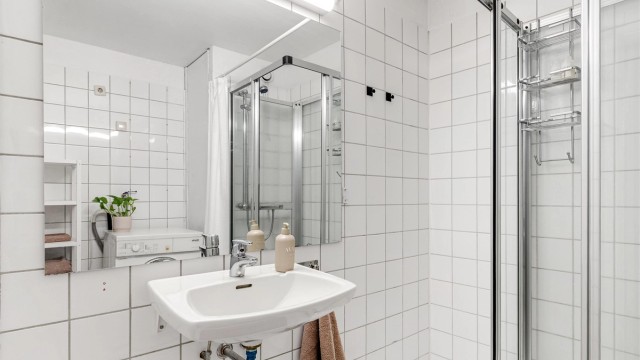 Baderommet ligger praktisk til mellom soverommene.