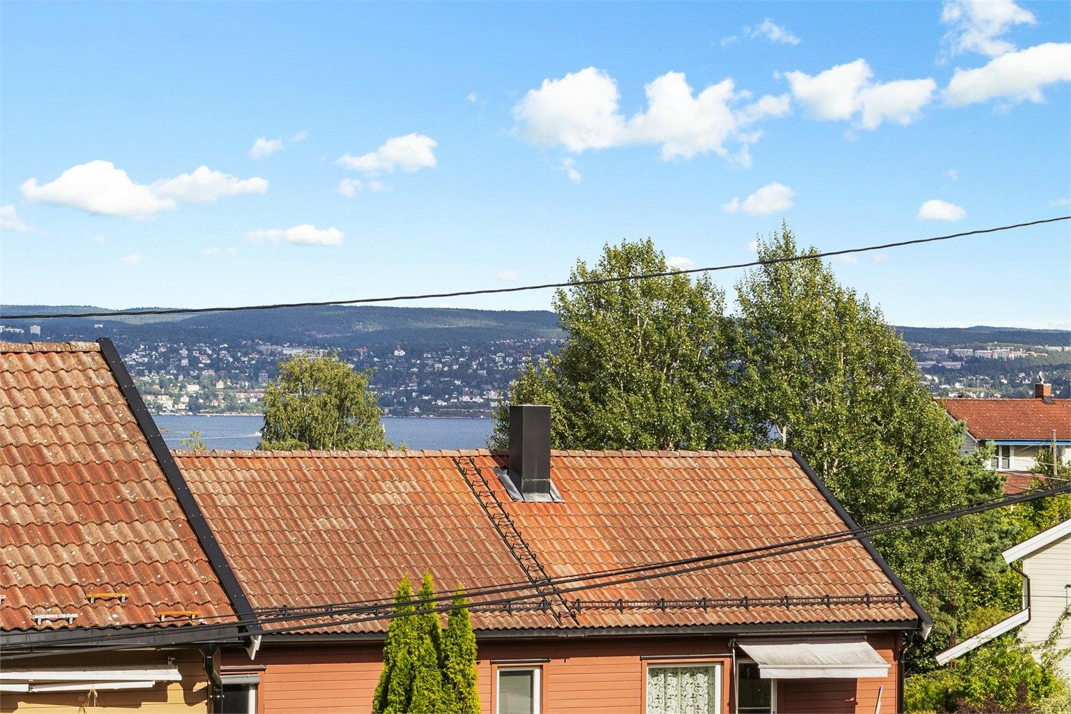 Fjordgløtt fra boligens andre etasje.