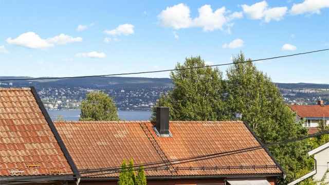 Fjordgløtt fra boligens andre etasje.