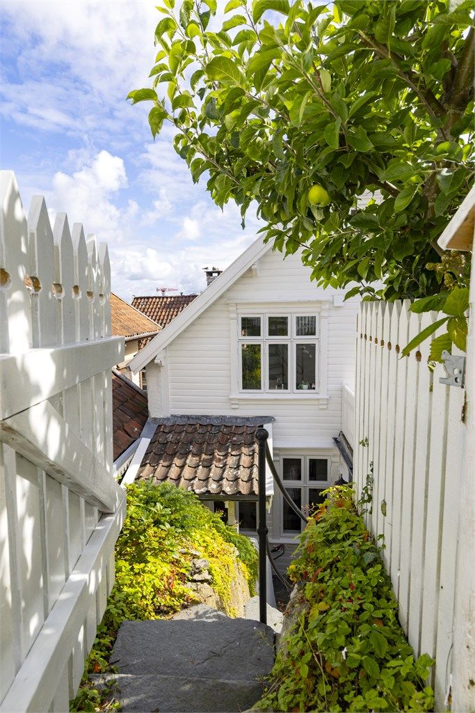 Den frodige hagen gir en følelse av å være i en egen, grønn oase.