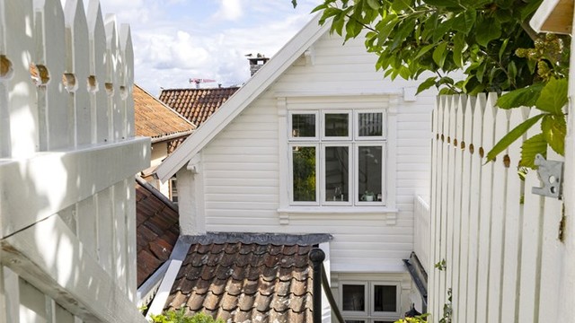 Den frodige hagen gir en følelse av å være i en egen, grønn oase.