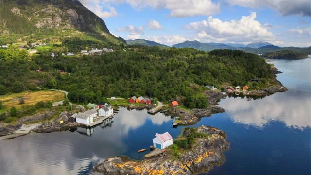 - Årbakka handelssted med historisk krambu og gjestehavn like i nærområdet fra naustet-