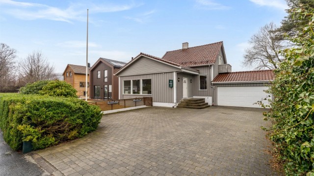 Stor gårdsplass med plass til flere biler.