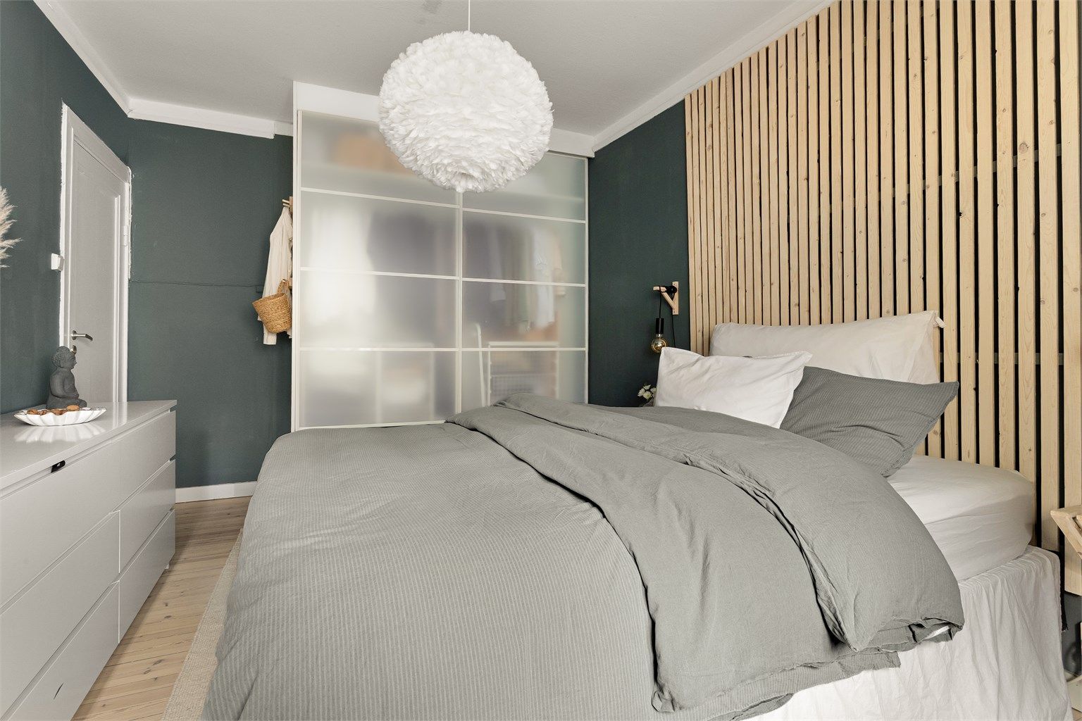 Rommet har også god plass til garderobeløsninger.