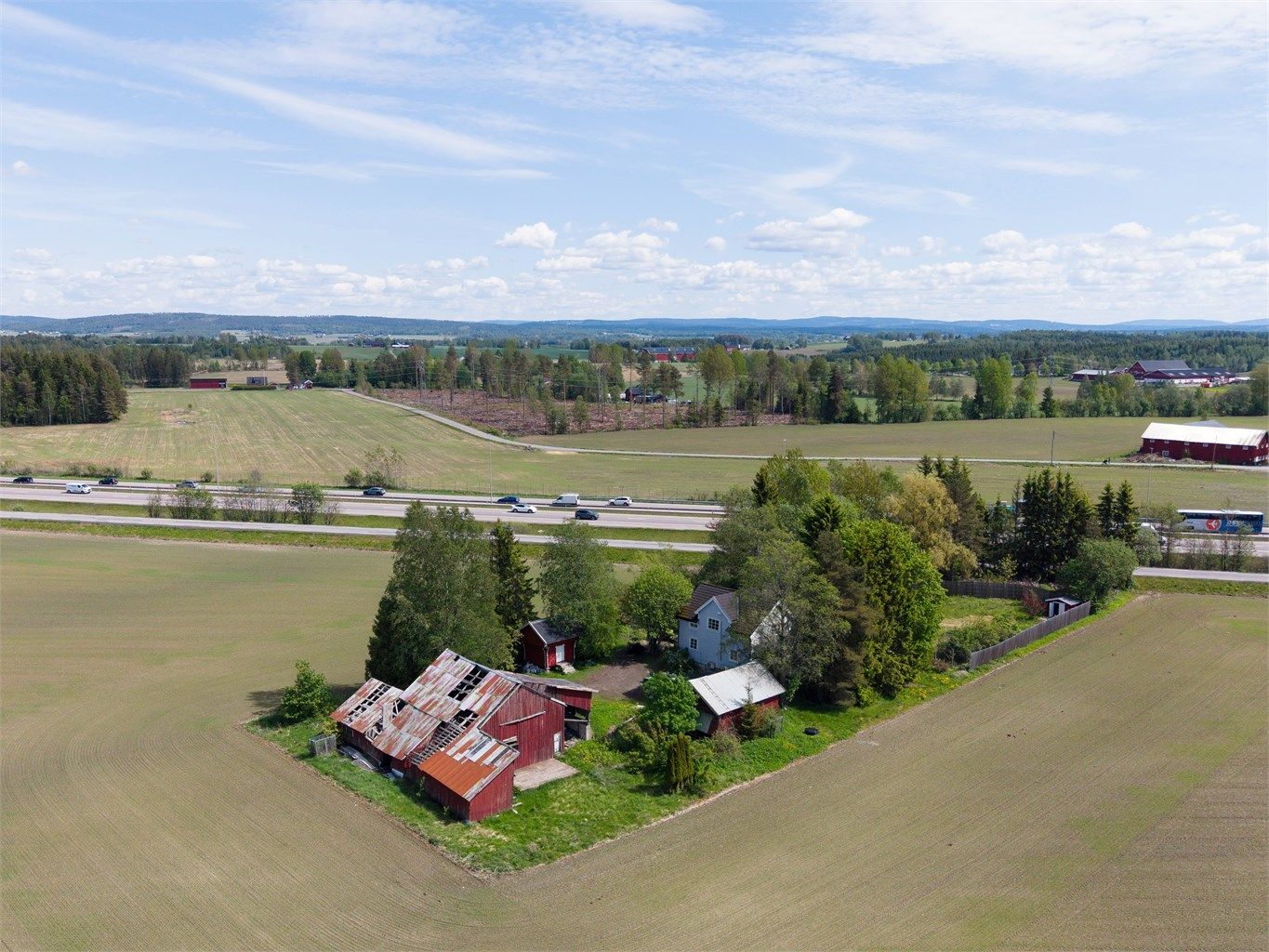 Kort kjøretur til Kløfta sentrum, Jessheim sentrum, dagligvare, rekreasjonsmuligheter, togstasjon m.m.