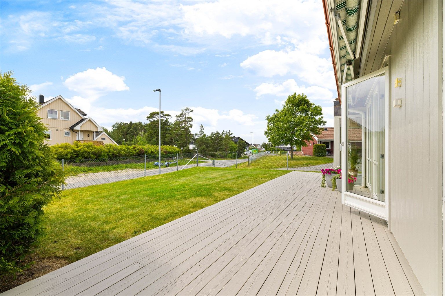 Solskjerming oppnås enkelt med elektrisk motorisert markise som dekker store deler av terrassen.