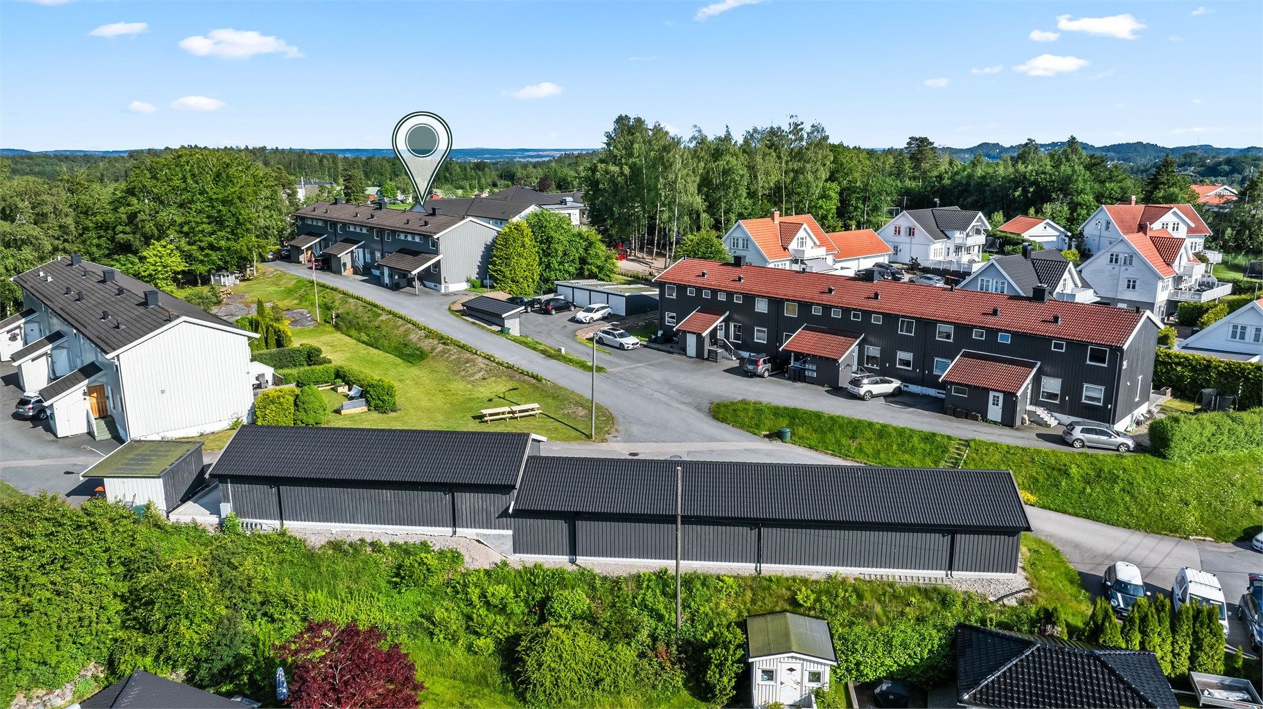 For de som pendler kan megler opplyse om at nærheten til E-18 er særdeles kort, og det tar kun 5 minutter å kjøre til Torp flyplass