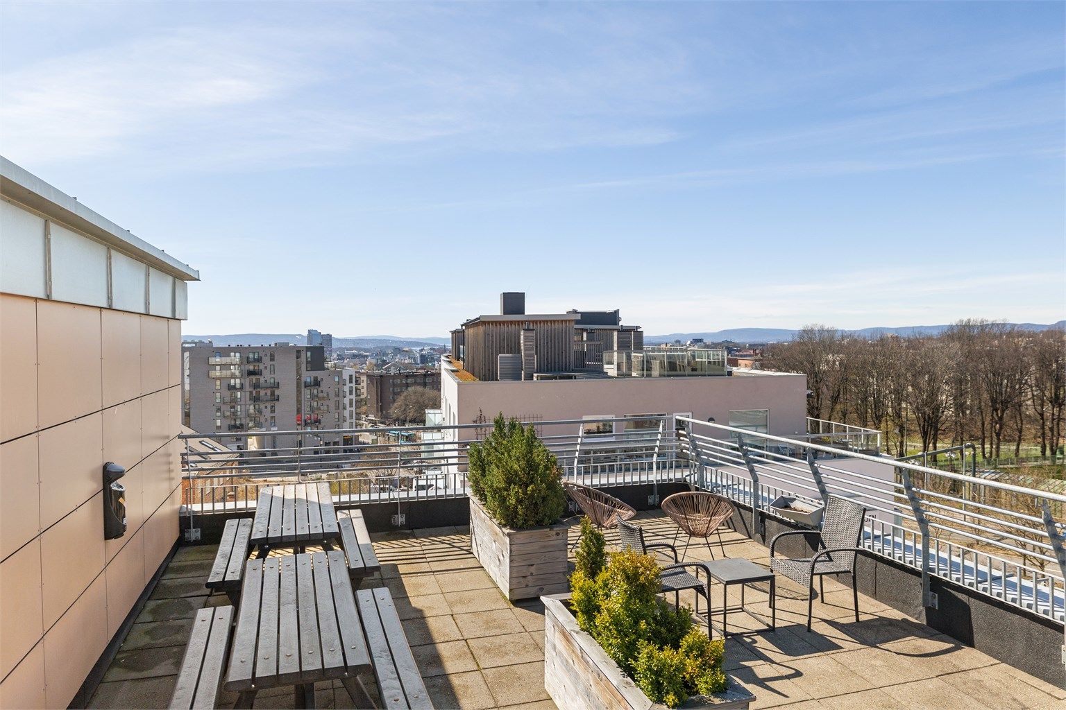 Borettslaget har flere felles takterrasser med sittegrupper og flott utsikt.