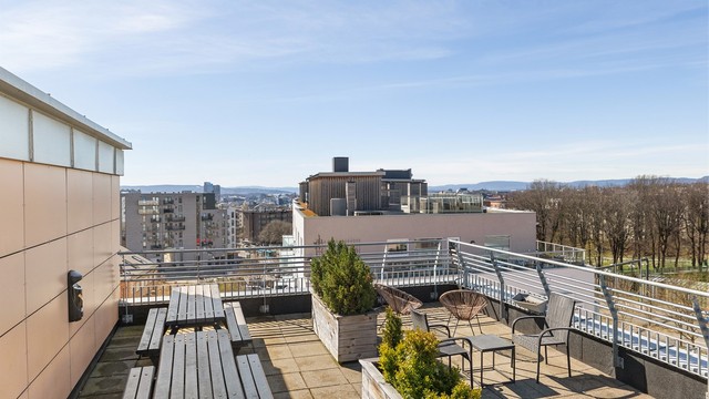 Borettslaget har flere felles takterrasser med sittegrupper og flott utsikt.
