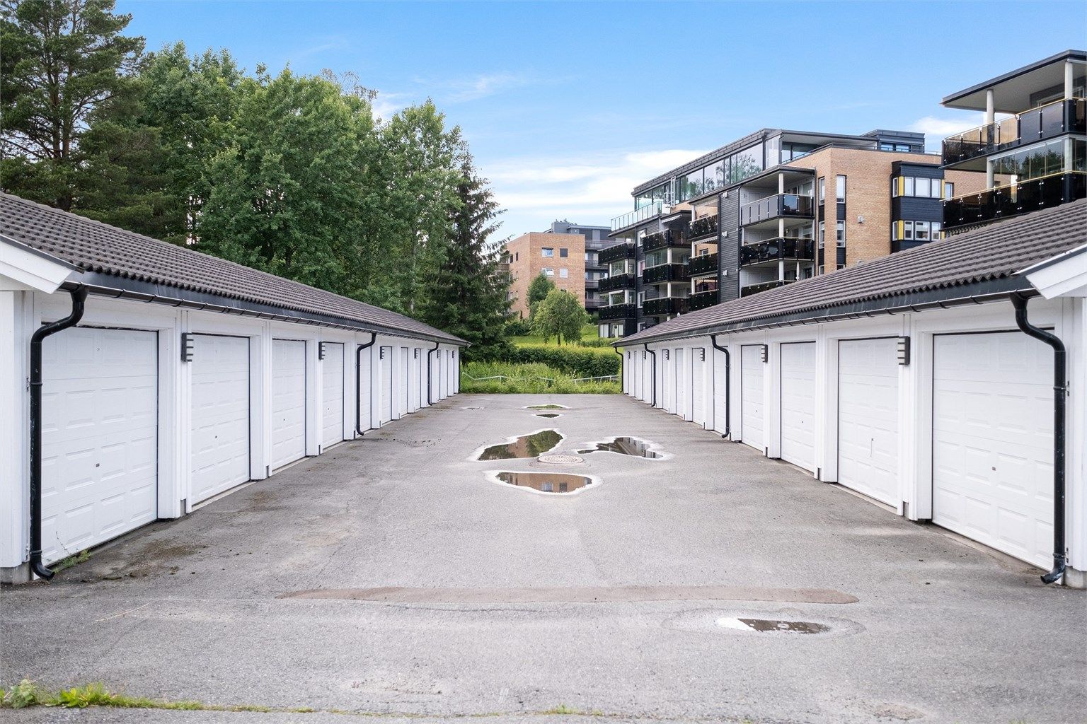 Leiligheten disponerer en garasjeplass på 16 kvm i felles garasjerekke. I tillegg har borettslaget ekstra parkering for beboere rett utenfor blokken. 