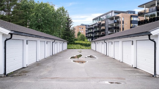 Leiligheten disponerer en garasjeplass på 16 kvm i felles garasjerekke. I tillegg har borettslaget ekstra parkering for beboere rett utenfor blokken.