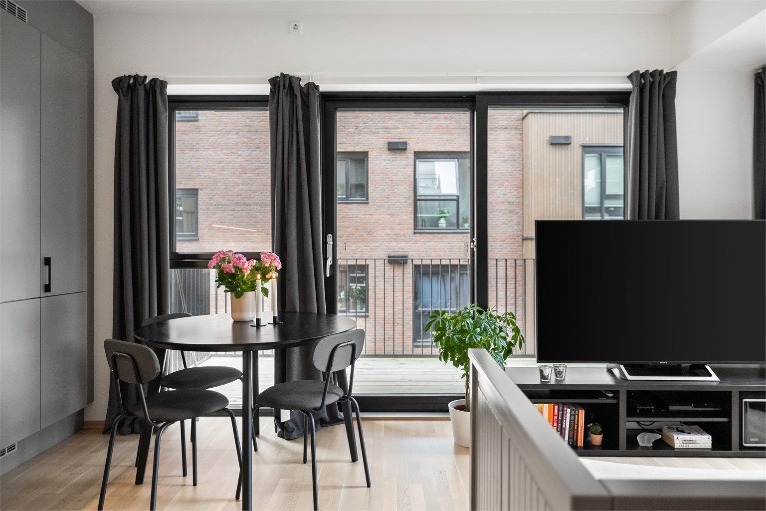 Fra stuen er det utgang til balkong på 8 kvm