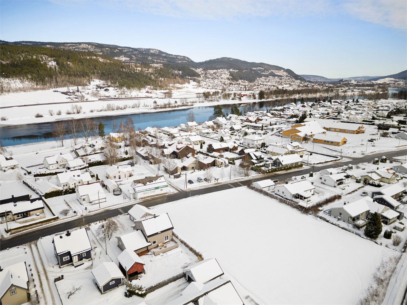 Meget barnevennlig beliggenhet, med ca 200 meter til barneskole, ballbinge og SFO. Ca 600 meter til barnehage.
