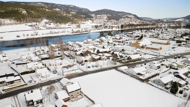 Meget barnevennlig beliggenhet, med ca 200 meter til barneskole, ballbinge og SFO. Ca 600 meter til barnehage.