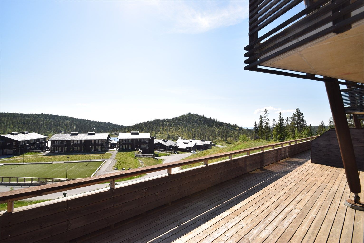 Fin, åpen utsikt over blant annet Piazzaen, Landsbyen, hotellet m.m.