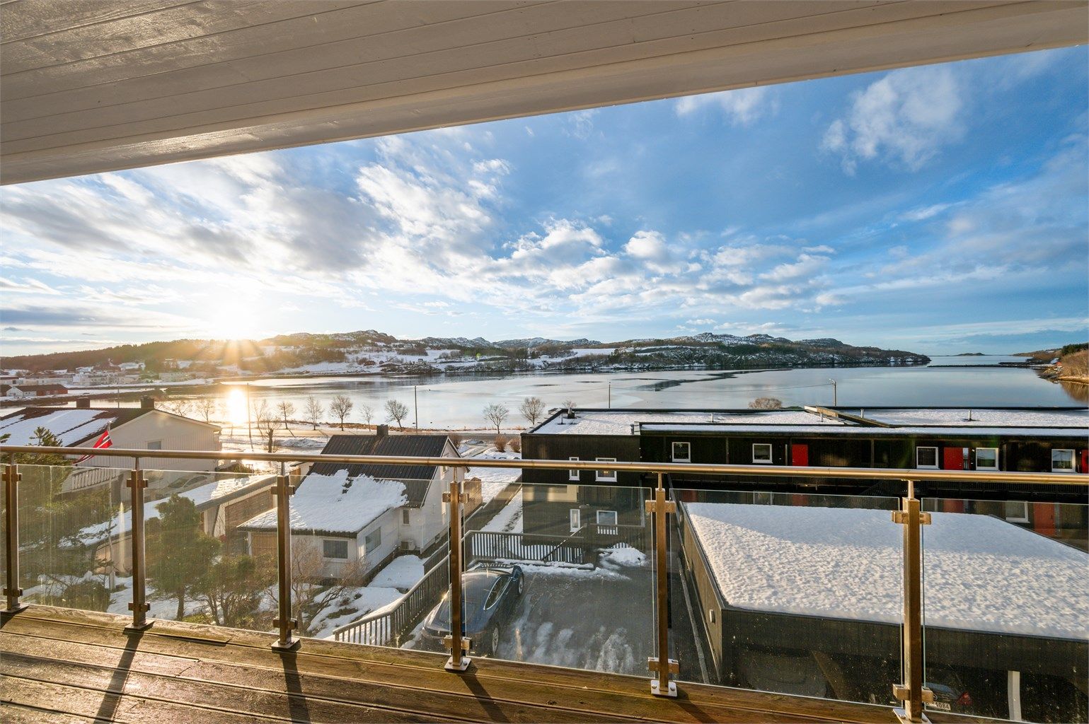 For den som ønsker en aktiv livsstil, finnes det gode muligheter like i nærheten. Både treningssenter, idrettshaller og stadion ligger få minutter unna, og nærområdet byr på fine turområder som innbyr til variert friluftsliv året rundt. 