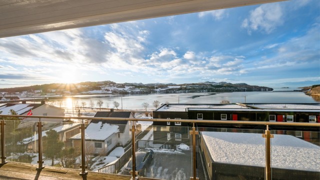 For den som ønsker en aktiv livsstil, finnes det gode muligheter like i nærheten. Både treningssenter, idrettshaller og stadion ligger få minutter unna, og nærområdet byr på fine turområder som innbyr til variert friluftsliv året rundt.