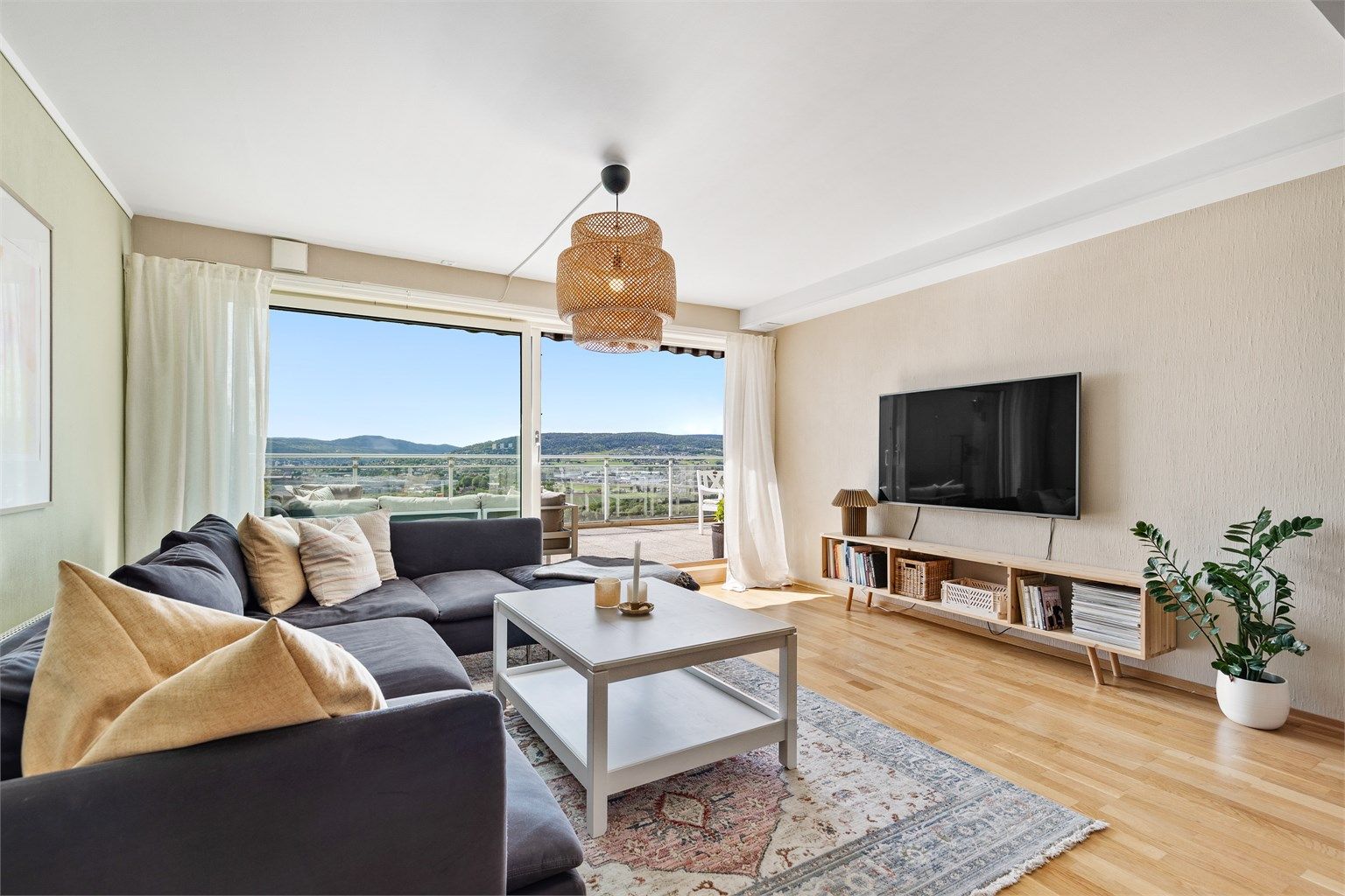 Leiligheten er malt opp i lyse og moderne farger og har store vindusflater som slipper inn rikelig med naturlig lys. Herfra er det utgang til en stor terrasse