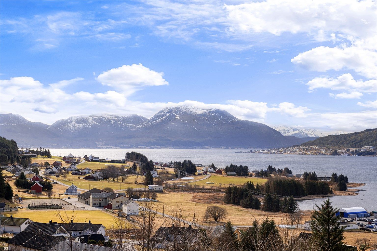 Nydelig utsikt over nærområdet og fjorden. 
Her bor du med nærhet til både sjø og fjell, med småbåthavner på Longva og Flem.