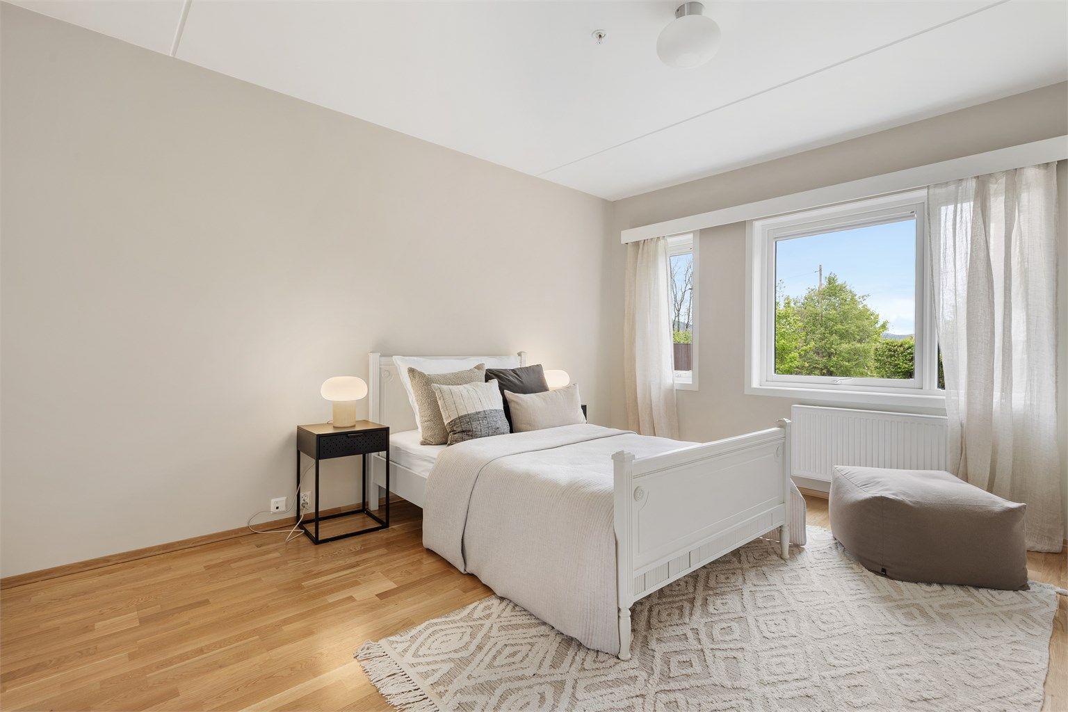 Soverom 1 er stort og har god plass til dobbeltseng. Rommet har også god plass til oppbevaring i skyvedørsgarderobe, og et tilhørende walk-in closet.