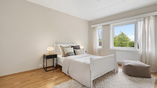 Soverom 1 er stort og har god plass til dobbeltseng. Rommet har også god plass til oppbevaring i skyvedørsgarderobe, og et tilhørende walk-in closet.