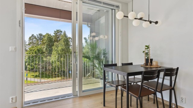 Fra stuen har du direkte tilgang til en solrik overbygget balkong, perfekt for avslapning og hyggelige stunder.