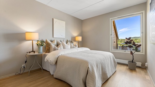 Stort hovedsoverom med åpen walk-in-garderobe og direkte adkomst til baderommet